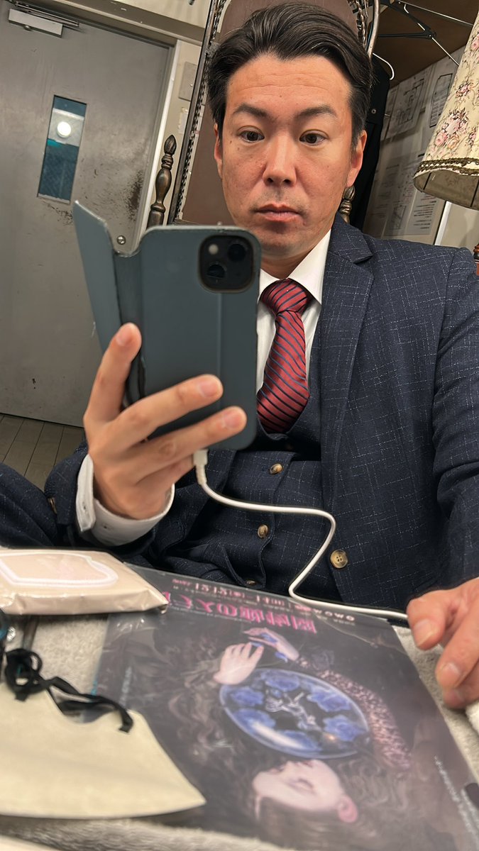 千穐楽なう。楽屋で1人ぼっち。俺以外の3人がバチバチに芝居やってるところです。