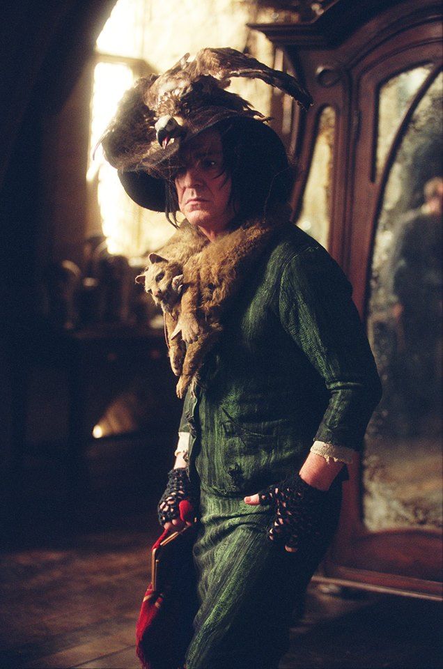 POLICROMADOU's tweet photo. @darwinMI4U Veo ese outfit de Lali y no puedo, no pensar en el boggart Snape. 
🥴🥴🥴 https://t.co/nJdHJhHNBQ