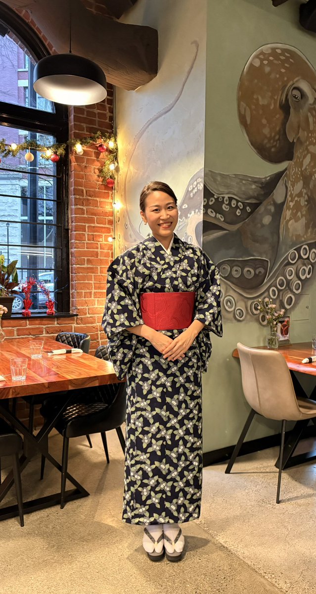 今年日本に帰国した時に、家に余ってた生地を使っておばあちゃんが作ってくれた着物👘💕
袖短めだけど、袖レースとかモダン風にアレンジすれば、長く着れるはず。
今回はイベントの司会をやらせてもらった時に着たよ！
🇨🇦カナダでも大切に着るぞ✨
