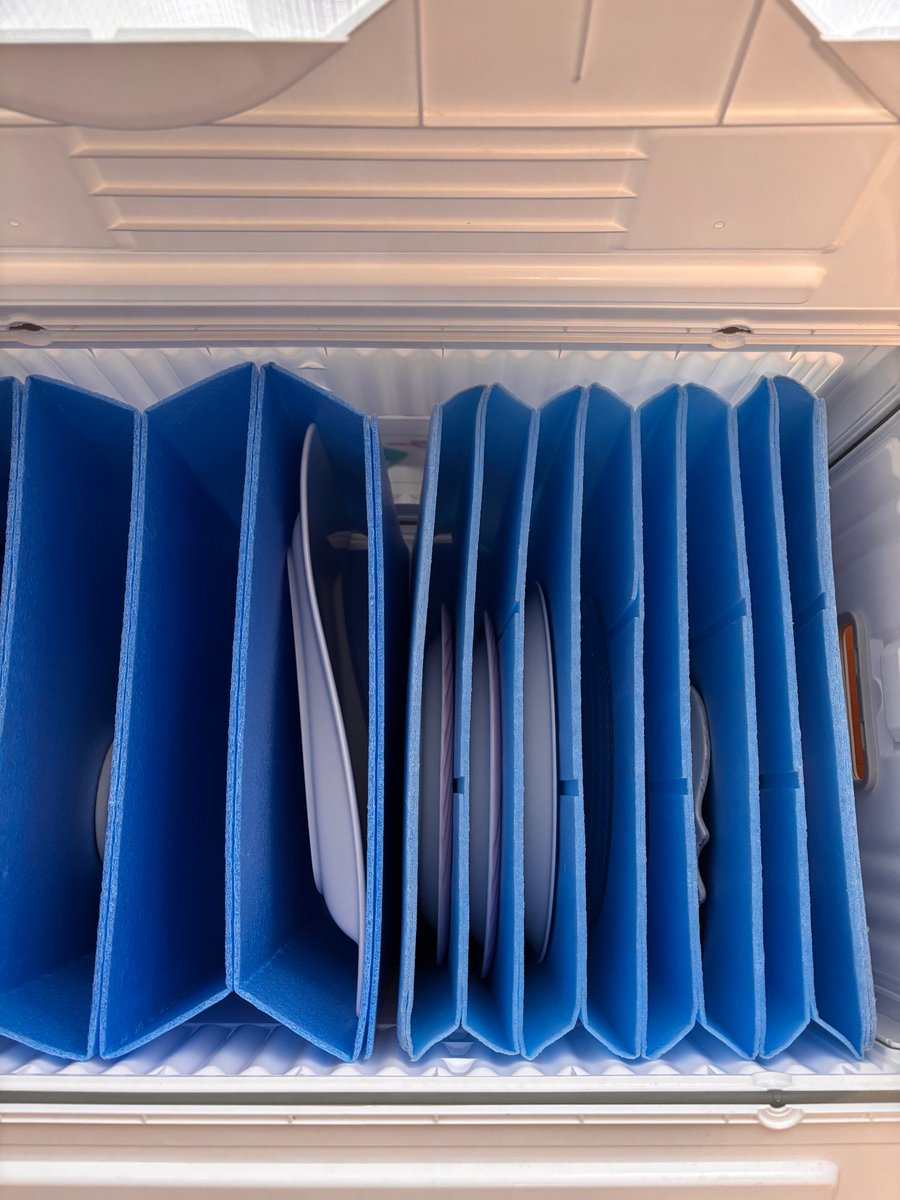 お引越！
食器を専用ケースに入れるサービスを期待して割高な大手さんにしたけど、うん
仕切りの種類が少なすぎて使い勝手悪いです
お皿系はとにかく平たくてボール系や少し深いスープ皿全滅です
どんぶり用のフリーサイズは1個だけ
1人暮らしでこれならご家族分収容は無理だわ(´･ω･`)