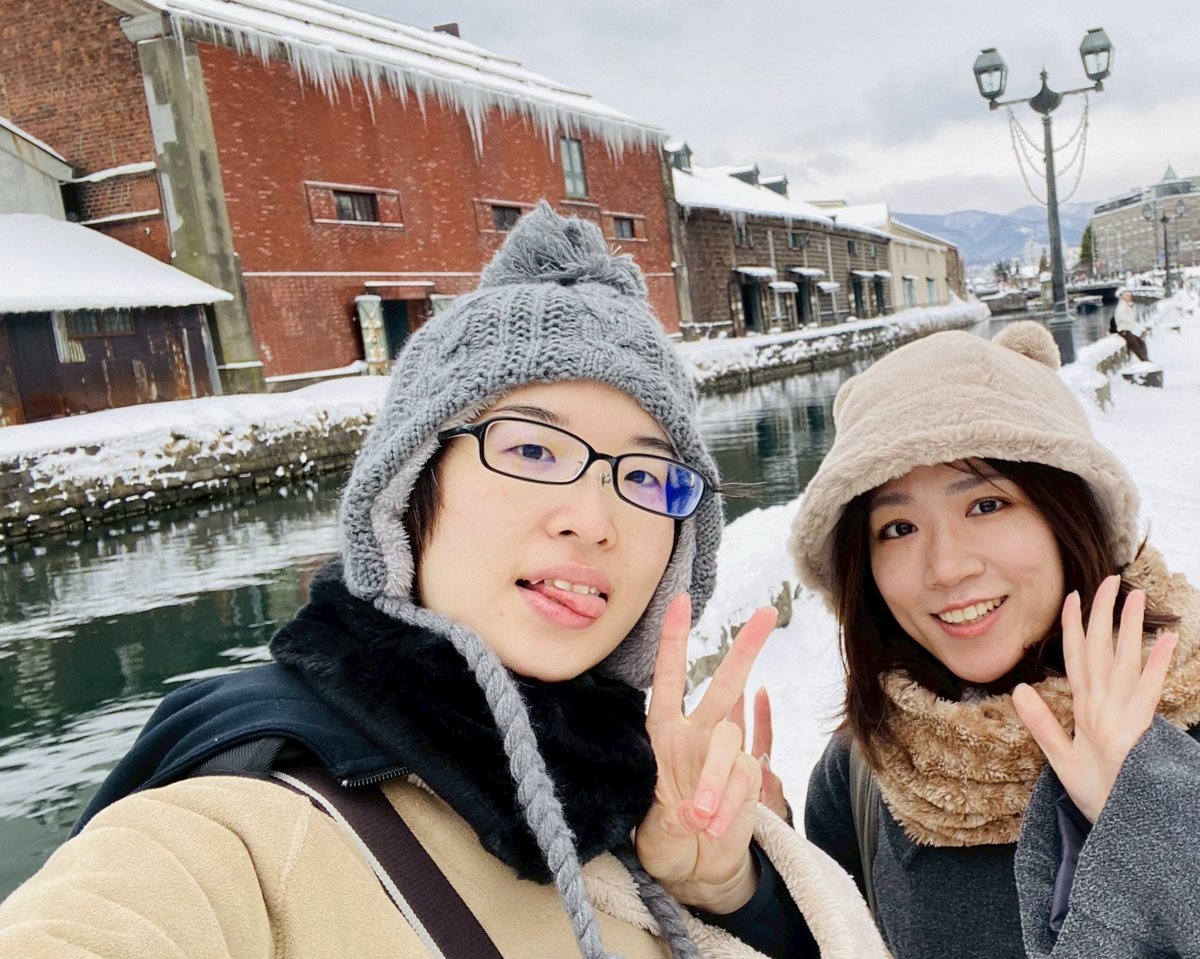 hkmnsy__'s tweet photo. 朝から海鮮食べたり、雪の運河沿いをお散歩したり、とんぼ玉ストラップ作ったり
メインイベントはこれからだけど既にとても満喫してる〜！！ https://t.co/rG31NGiYUL