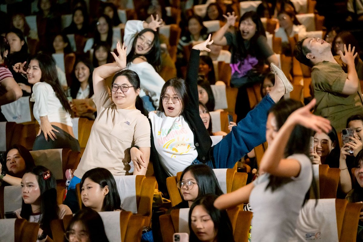 🤣 ภาพบรรยากาศสุดอัศศะจอรอหัน✨️ #SFxDivaLaVie กรี๊ดสนั่น!
ต้อนรับ SF STAR SHOW #ดีว่าราวี
กับทีมนักแสดง เก่ง, ปิงปอง, นินิว
วันนี้ ที่ SF เซ็นทรัล ชลบุรี

🎬 ดีว่า..ราวี ฉายแล้ววันนี้
ที่ #SFcinema 🍿❤️

DIVA CHONBURI WITH KENG
#DivaLaVie
#เก่งหฤษฎ์ #KengHarit
#ปิงปองธงชัย