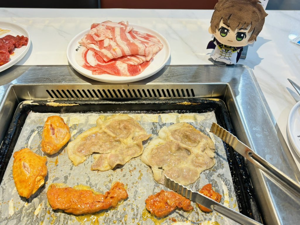 bottomsuzaku's tweet photo. 「焼肉～焼肉～」 https://t.co/7apvgcyFxT