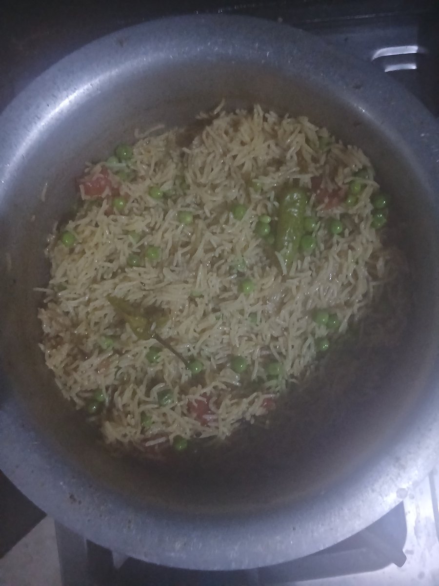 dearest_athena's tweet image. ہم سادہ لوگوں کی چھوٹی چھوٹی خوشیاں۔۔
آلو گوشت۔۔چاے۔۔۔مٹر  پلاو۔۔اور تھوڑی سی چاکلیٹ۔۔🩵💫
Sunday menu..
#SundayBrunch