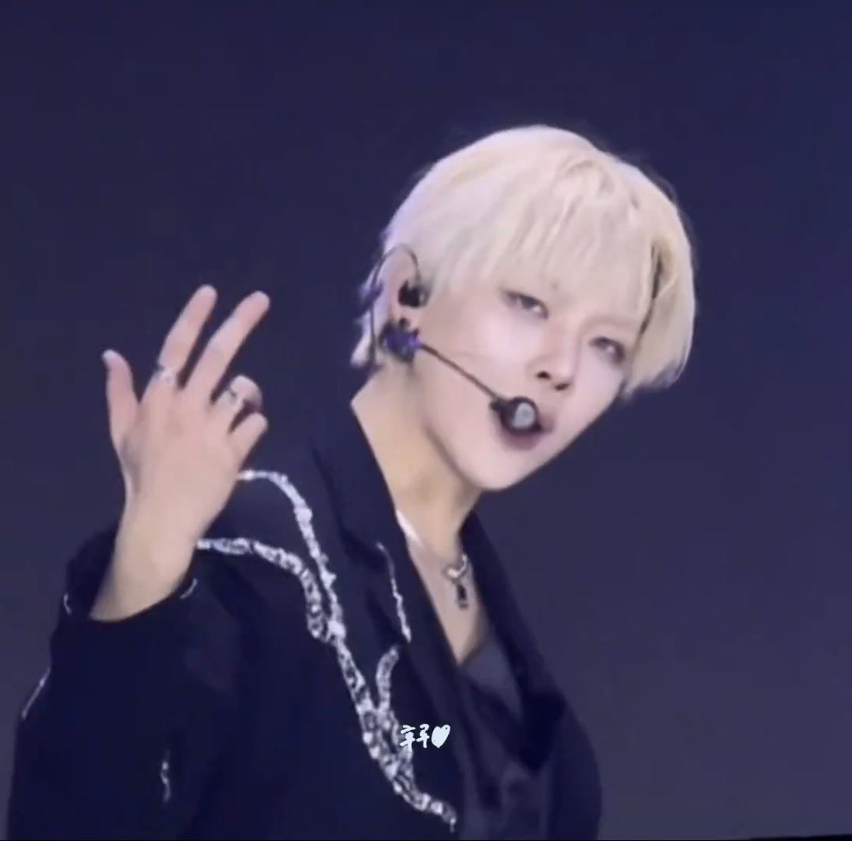 niixholaas's tweet photo. 그래 남자란 자고로 뒷머리가 싹둑 썰려있어야겠지 https://t.co/UsAUspuT0H