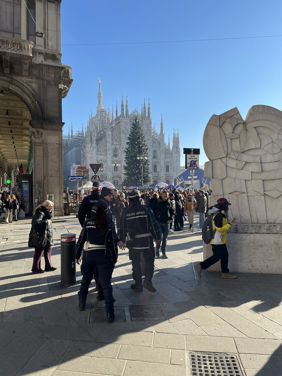 dlg_bn's tweet photo. Milano si veste a festa https://t.co/uCHT1TmUda