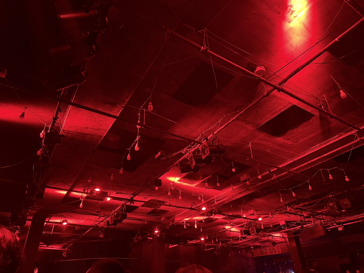 GEZANのリキッドフロア赤い