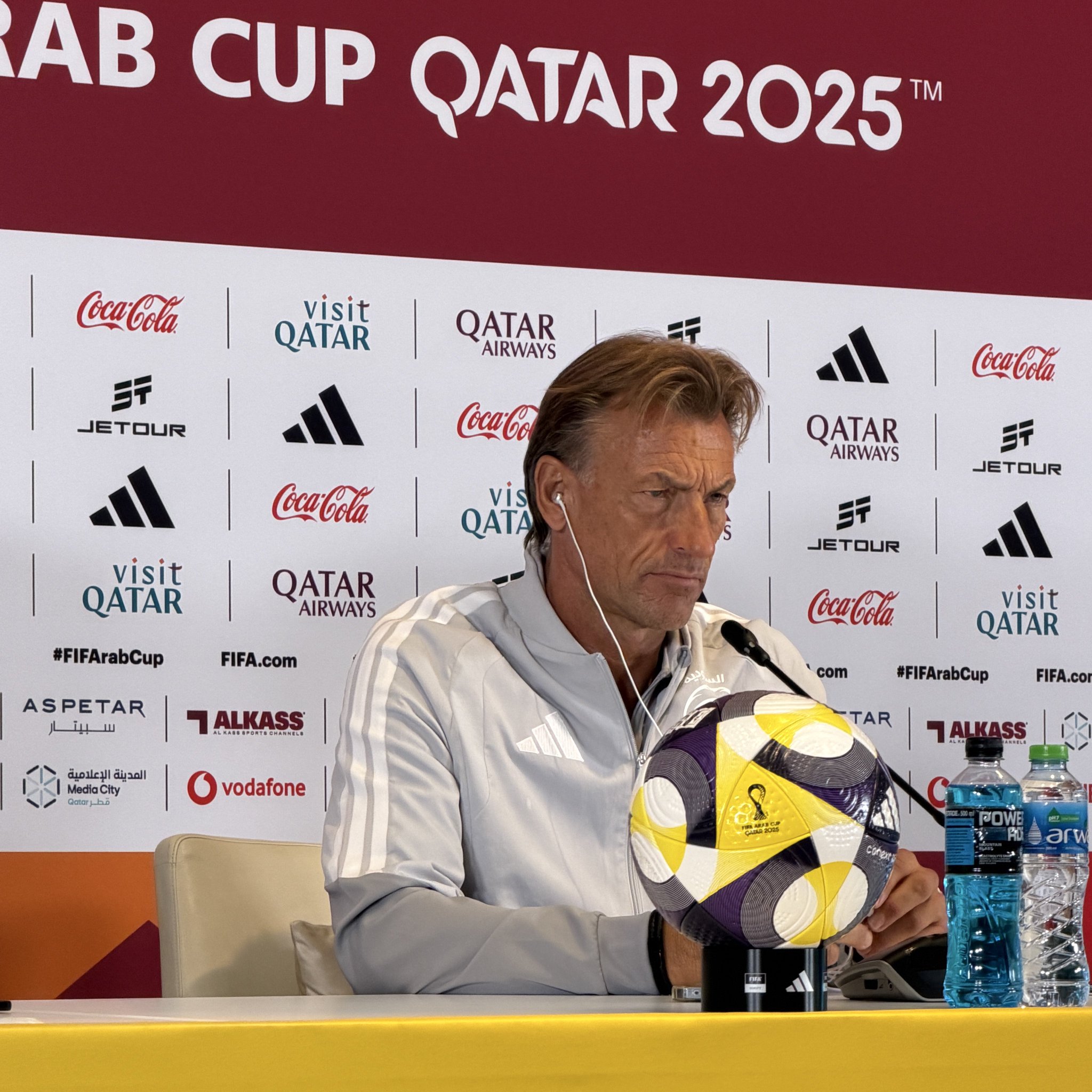 هيرفي رينارد مدرب المنتخب السعودي في المؤتمر الصحافي: - بعد أن تأهلنا إلى نصف النهائي الأهم أن نرتاح ونتعافى وأن ننام جيدا وأن نحضّر جيدا لنصف النهائي، اللاعبون مستعدون لهذه المواجهة الهامّة. #السعودية_الأردن 