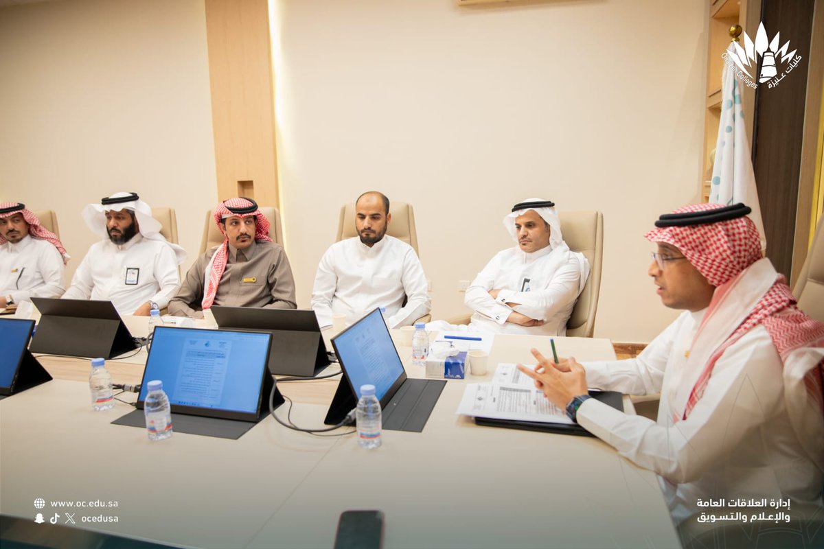 عقد #المجلس_الاستشاري_الطلابي بـ #كلية_الهندسة_وتقنية_المعلومات اجتماعه الثاني للعام ١٤٤٧ برئاسة عميد الكلية، حيث تم مناقشة موضوعات أكاديمية وخدمية تهم الطلبة، واستُعرضت القرارات السابقة، وخرج الاجتماع بتوصيات داعمة لتطوير الخدمات، مع إشادة بمشاركة الطلاب الفاعلة.