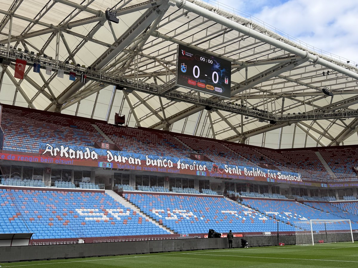 Arkanda Duran Bunca Taraftar, Senle Birlikte Hep Savaşacak!

Yeni El Emeği Pankartımızı Kuzey Üst’e astık. Tribünümüz Hazır, Biz Hazırız!