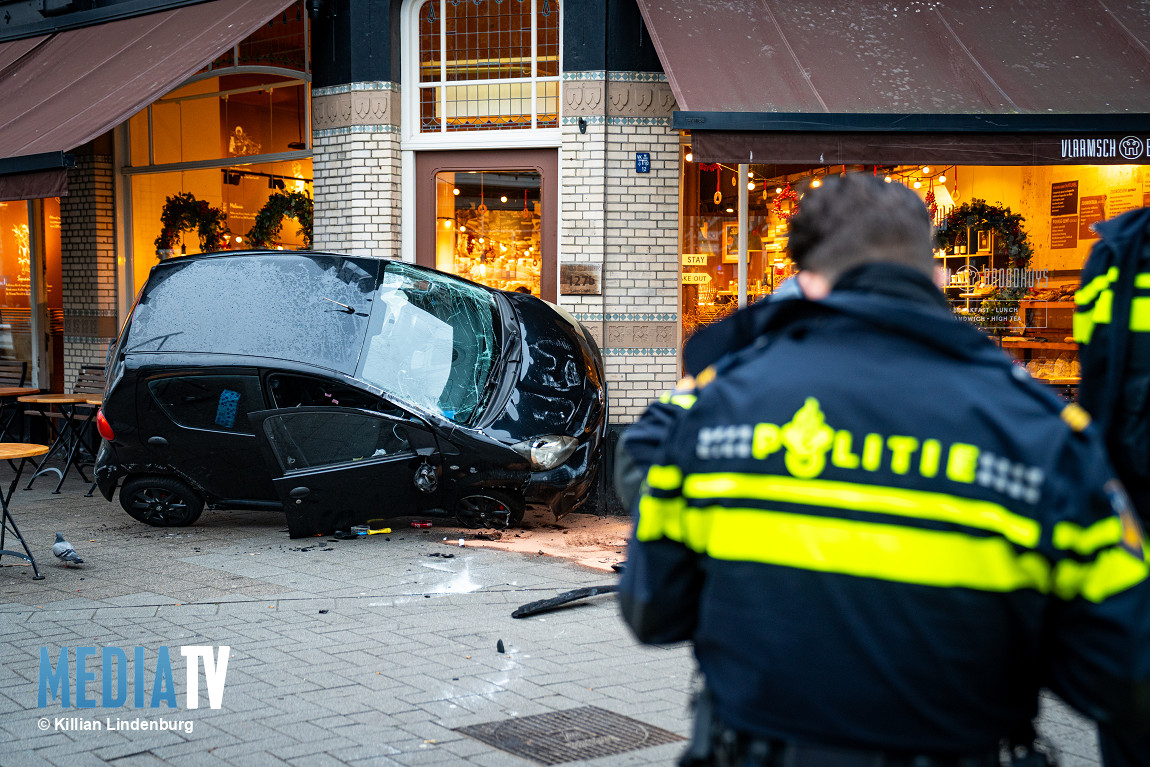 112 melding Automobilist onder invloed botst op biggenrug en komt tot stilstand tegen bakkerij