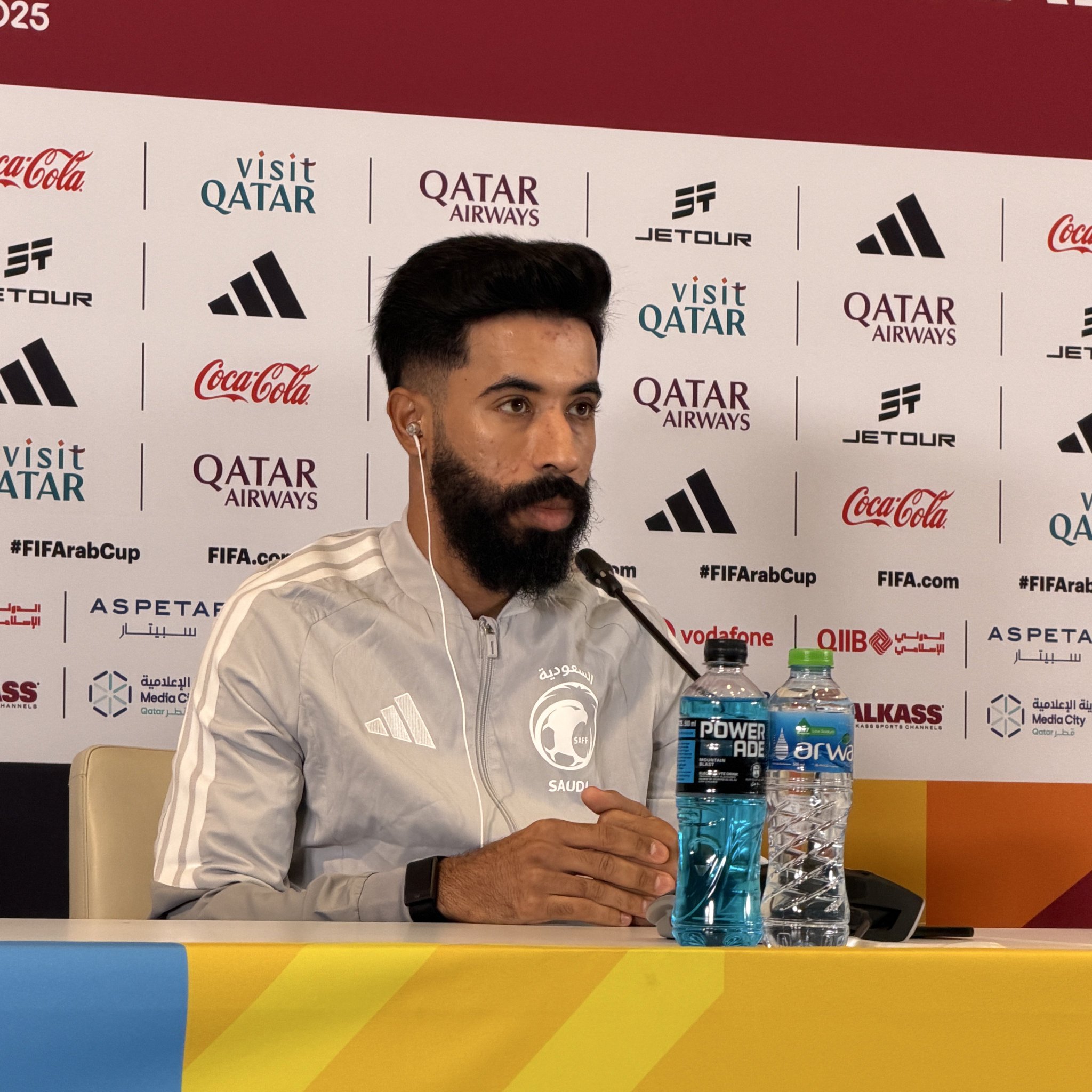 نواف بوشل لاعب المنتخب السعودي في المؤتمر الصحافي: - استعداداتنا كلاعبين قوية، مباراة أمام خصم محترم وبإذن الله نحتفل بالتأهل. - الجمهور السعودي في كل مكان دعمهم لا محدود بالنسبة لنا، وبإذن الله نفرحهم. #السعودية_الأردن 