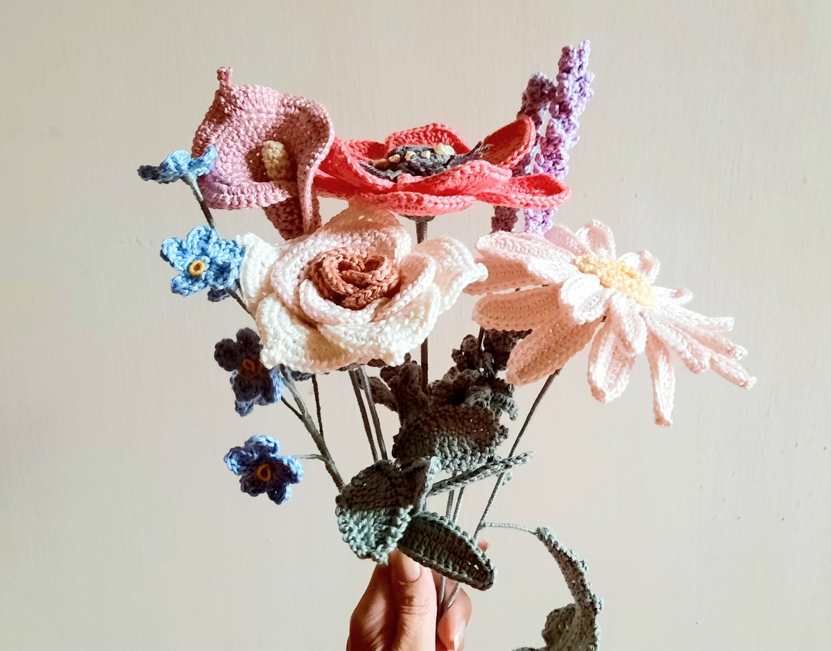 Het wordt al een heel gezellig bosje bloemen 💐 zo met de vergeet-mij-nietjes tak erbij! Of ik het helemaal ga halen voor het eind van het jaar valt te bezien 🤔 Er staan er nog een paar op mijn telefoon maken lijstje.