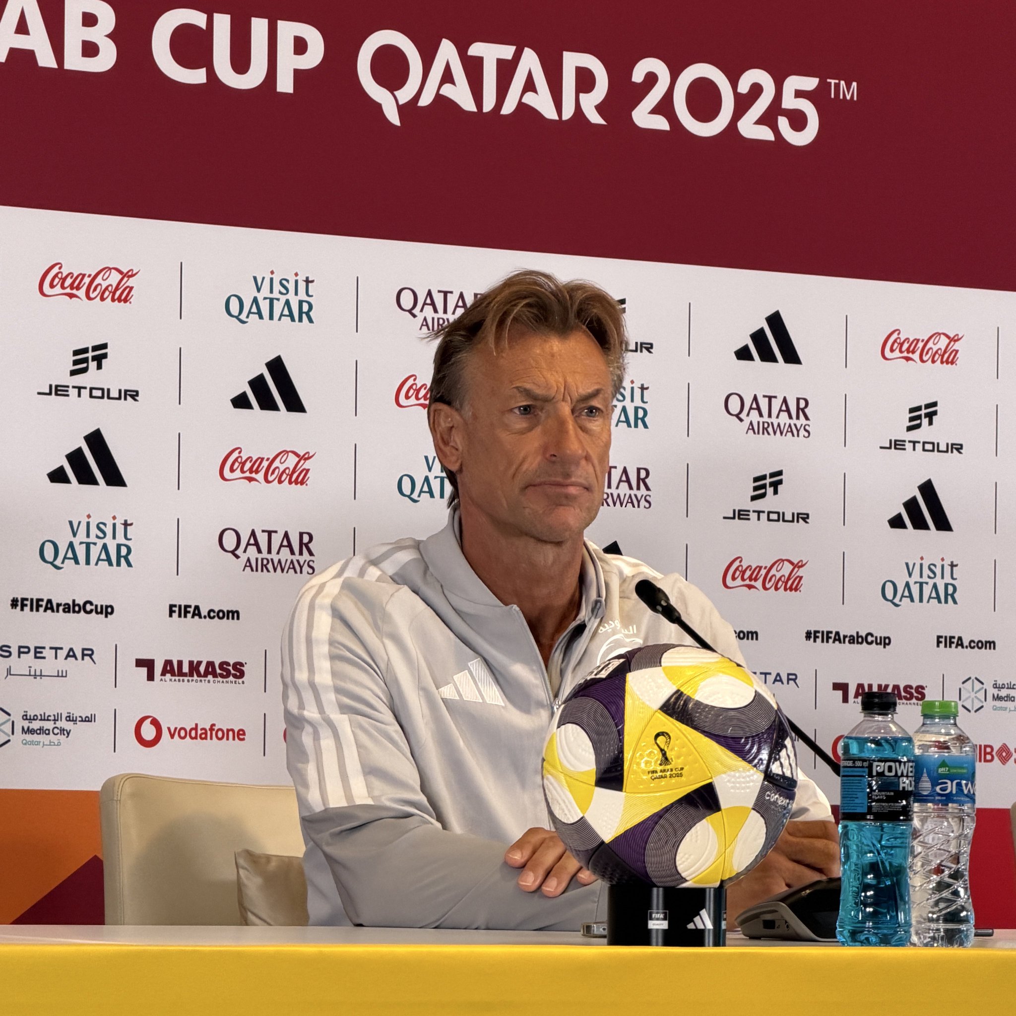 هيرفي رينارد مدرب المنتخب السعودي في المؤتمر الصحافي: - المقاعد ستكون ممتلئة ومتأكد من ذلك، يجب علينا أن نشكر كافة المشجعين الذين يأتون من كل زوايا العالم على الأجواء الإيجابية، نريد شكر المشجعين السعوديين خاصة في المواجهة الأخيرة كانوا مميزين وننتظر منهم ذات الدعم، ونعرف بأن عدد منهم يقودون السيارات لساعات طويلة وينفقون الكثير من الأموال مسؤوليتنا أن نرد لهم هذا الجميل والوصول إلى النهائي. #السعودية_الأردن 