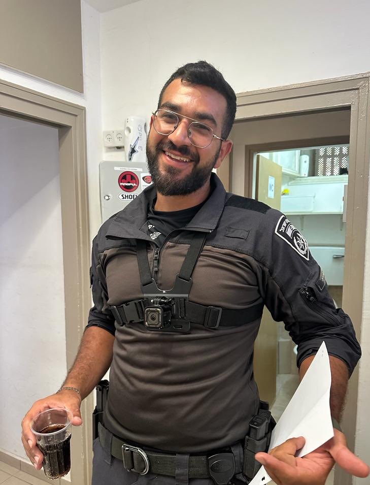 800 ימים שרן גואילי בשבי.

בשבעה באוקטובר רן קפץ מהבית עם כתף שבורה, הוא חיסל לבד לפחות 14 מחבלים לפני שנפל בקרב ונחטף לעזה.
השבתו לקבר ישראל היא משימה לאומית.

עד החטוף האחרון זו לא סיסמה, זו מחויבות. לא משאירים אף אחד מאחור.

ישראל מחכה לרני.