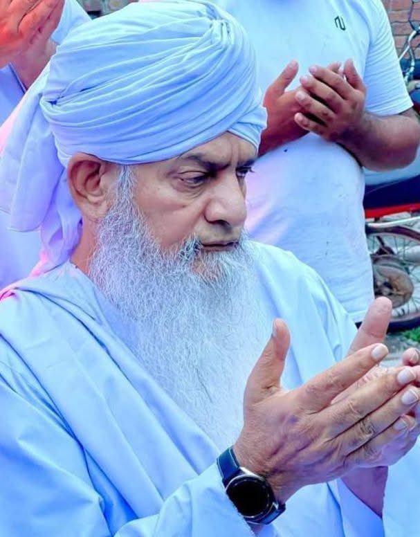 ijannisme's tweet photo. Innallillahiwainnailaihirojiun.

Harini kami mendapat khabar sedih dari Jhang. Hazratji Syeikh Maulana Zulfiqar Ahmad Naqsyabandi yang kami kasihi telah dijemput ke rahmat Allah Azza Wajalla.  
Kali terakhir mushafaha dengan Syeikh di majlis multaqa Hulu Langat 😭 https://t.co/TzzG5hkt9X