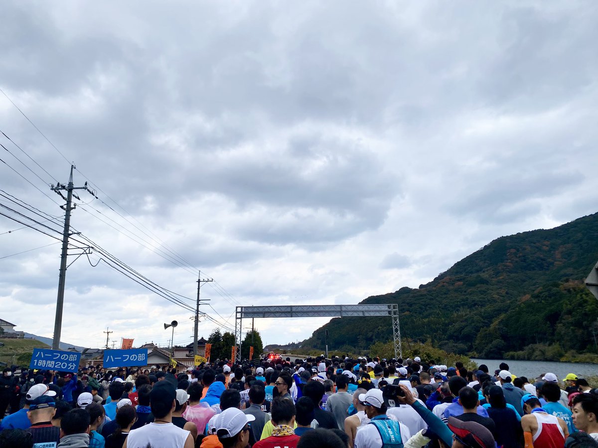 ＃萩城下町マラソン2025
な、なんとPB更新しました。
若手新人に負けじと、ラスト1kmスタジアム前の激坂でスパートかけて追い抜いた🏃💦
結果を見ると昨年より2秒更新🎖️
これはもう先日の大迫傑選手のマネかと🔥
爆風冷たい風の中、よく頑張った😂
そしてゴール後お決まりの脚攣り転倒で終結🧑‍🦽😂