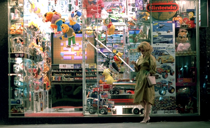 Yamafuda's tweet photo. Image du Film Chungking Express de 1994 où figure sur la devanture d'un magasin de jouets une enseigne "World Of Nintendo"
https://t.co/Hyy8KdF7rK
#WorldOfNintendo https://t.co/vETAVSY5YL