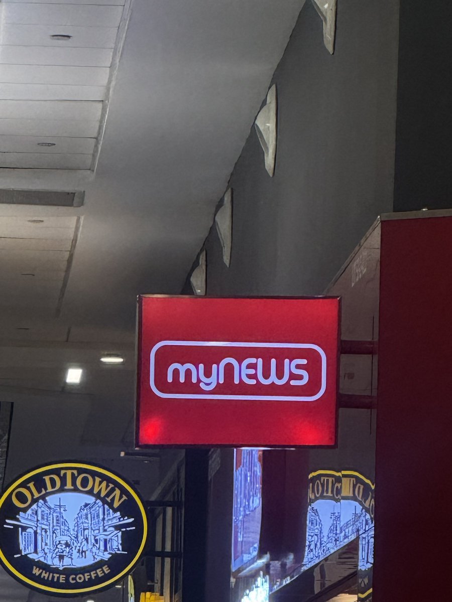 stbb951221's tweet photo. Someone lost a Lee Jong Suk photocard (ข้างหลังเป็นข้อความภาษาไทย) at  MyNews shop near Gate L13 at Kuala Lumpur Airport. I've left it here. #leejongsuk #จงซอก #ลีจงซอก https://t.co/wVeVsN8nHF