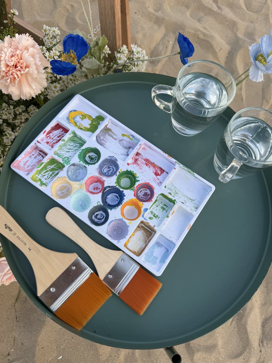 อันนี้จริงมาก ปีที่แล้วไปงานแต่งเพื่อนสนิทตั้งแต่อนุบาล
เพื่อนจัดงานง่ายๆ เช่าร้านกาแฟริมทะเล จัดเป็นปาร์ตี้เล็กๆ แขกมีแค่เพื่อนเจ้าบ่าวกับเจ้าสาว ฝั่งละประมาณ 20 คน ไม่มีงานพิธี เหมือนแค่นัดกันมาปาร์ตี้ฉลอง ไม่มีญาติผู้ใหญ่ (นางแค่ไปกินข้าวกัน 2 ครอบครัวแบบ private)