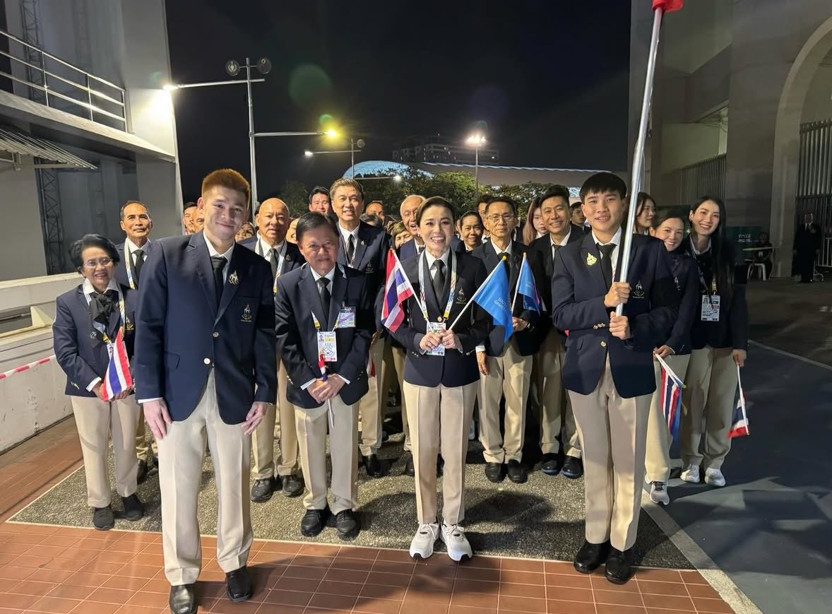 Starryplace1001's tweet image. ในขณะที่ควีนตัวจริง ลงไปเดินกับนักกีฬา ยืนถ่ายรูปกับนักกีฬา อันนี้เป็นใคร ทำไมต้องให้นักกีฬาไปนั่งพื้น เป็นอะไรในวังน้อ ยืนก็พอมั้ง