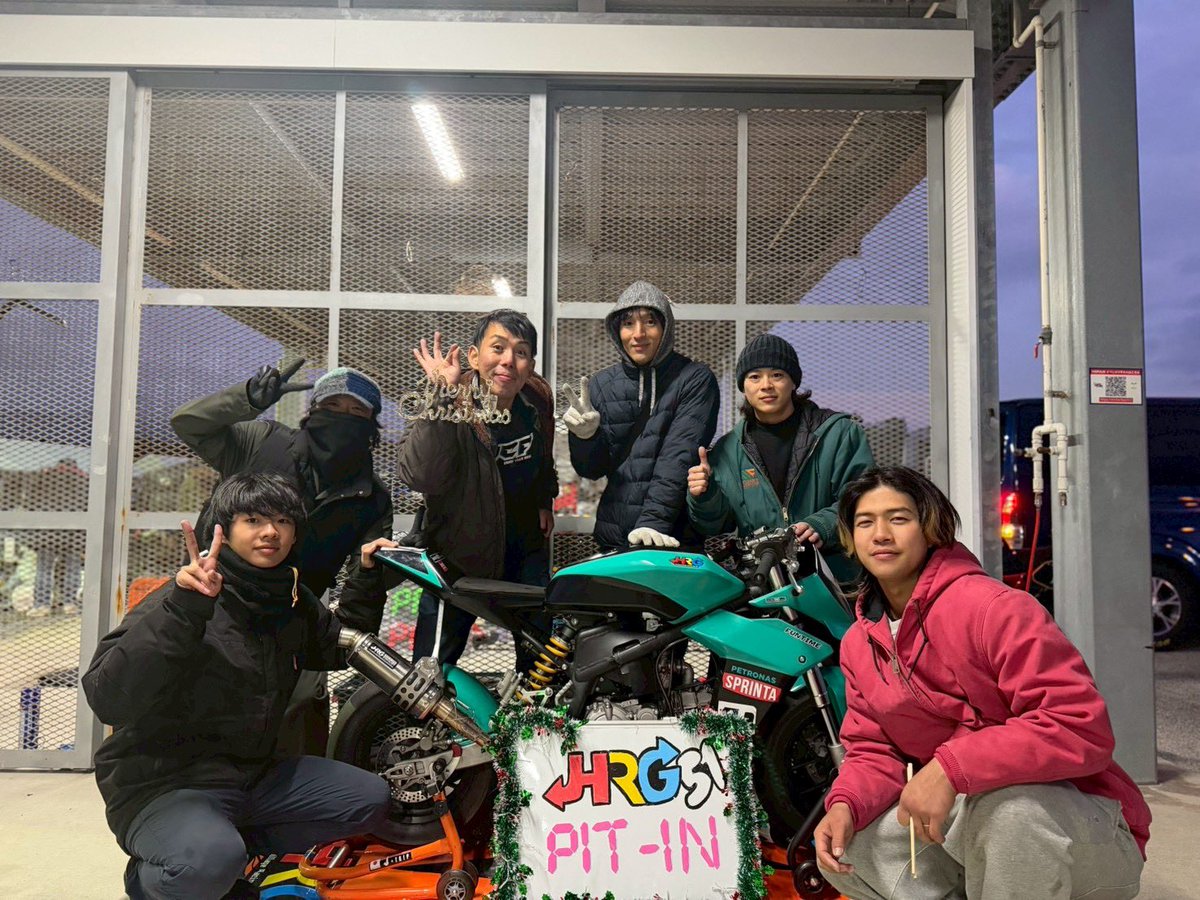 zXshun's tweet photo. #51 TEAM HRG 
エンジン壊れずに無事完走✨
えいと作ピットサインボードは圧倒的優勝！ https://t.co/GLMMNCzeBN