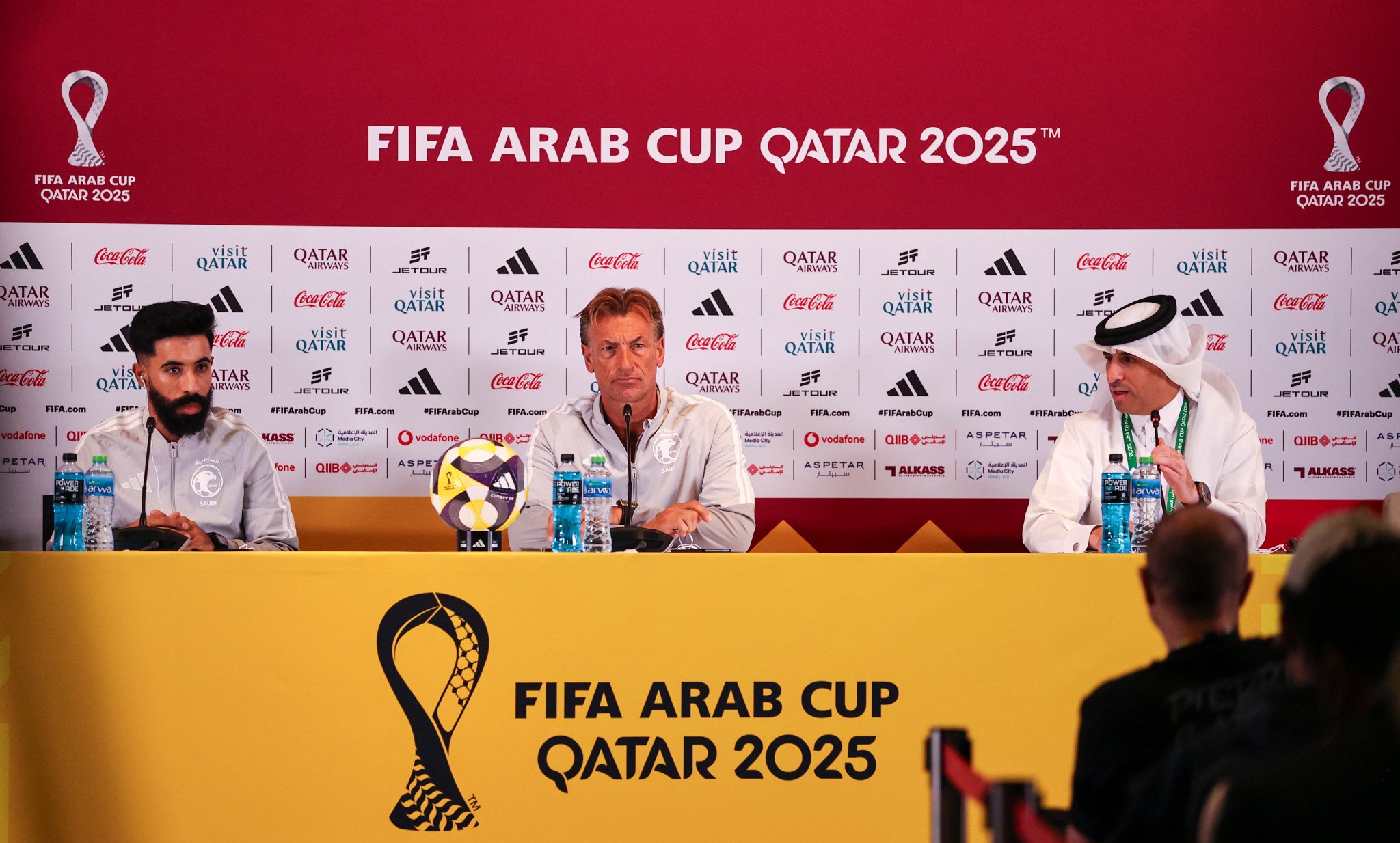 هيرفي رينارد مدرب المنتخب السعودي في المؤتمر الصحافي: - جمال السلامي قادر على تقديم خدماته كمدرب لعديد المنتخبات الوطنية الكبرى وأثبت ذلك مع الأردن، لا يوجد تواصل بيني وبينه أثناء البطولة ولكن لنا أحاديث مختلفة في أوقات مختلفة، هو مؤهل ليكون مدربا للفرق الكبرى. #السعودية_الأردن 