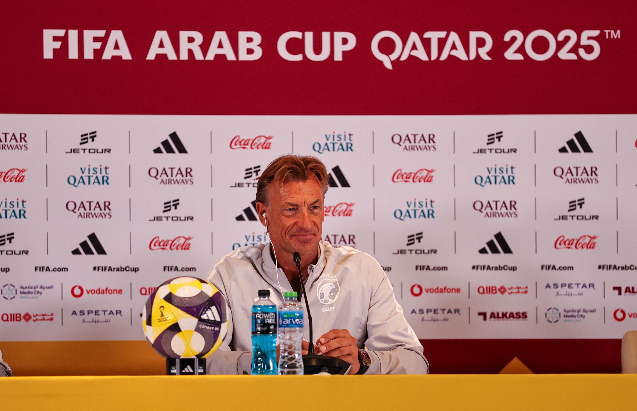 هيرفي رينارد مدرب المنتخب السعودي في المؤتمر الصحافي: - لا شيء يخيفنا في كرة القدم نذهب إلى الملعب بكامل الثقة، وإذا شعرت بخوف لا يمكن أن تخوض مواجهة نصف النهائي، ما يعجبني بأن اللاعبين يركزون على أنفسهم وتسجيل الأهداف، وعندما ندخل إلى الملعب وسط 80 ألف مشجع الشعور والإحساس أمر رائع لا أعرف إن كنتم شعرتم بذلك ولكن يعطينا شعور رائع. #السعودية_الأردن 