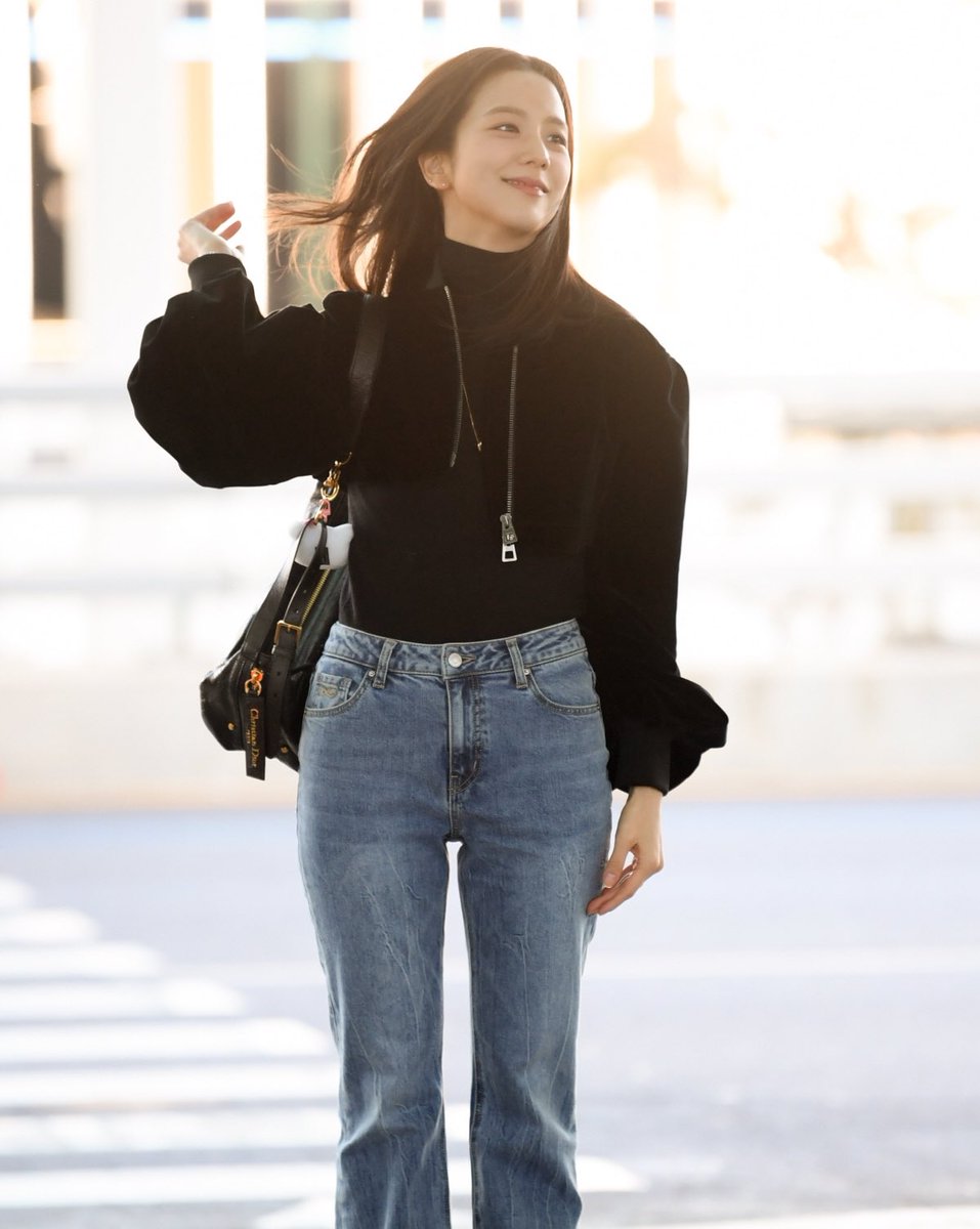 people calling her names but this is what she looks like while walking 😍 ✨ gorgeous ✨ #JISOO