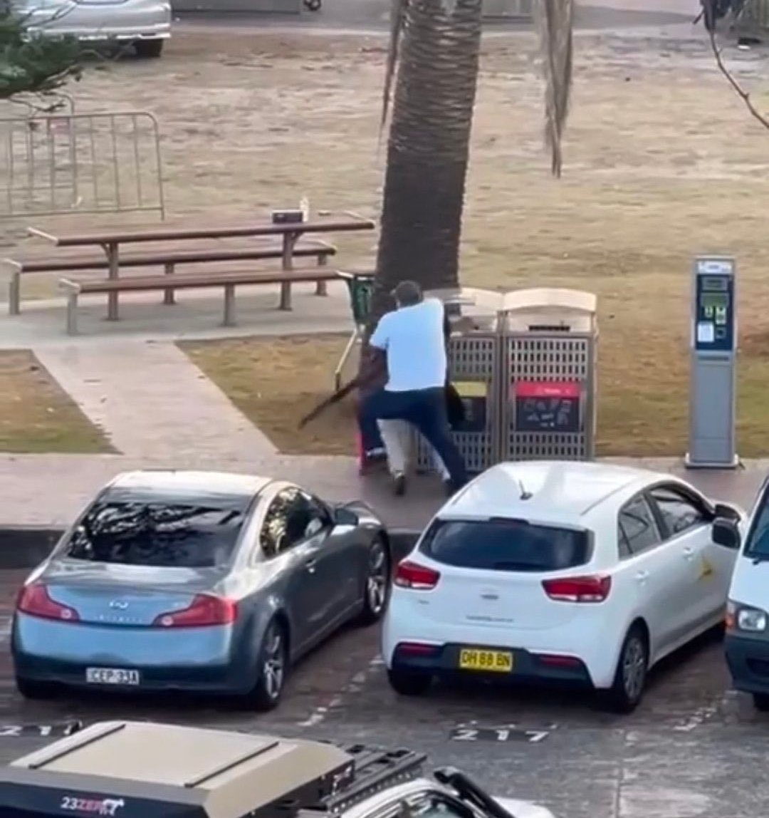 Le jour de Hanouka…quelle cruauté ! 
Alors que la lumière devait s’allumer, l’antisémitisme a encore frappé, cette fois en Australie.

La haine antisémite tue partout, loin d’être résiduelle. 

Pensées aux victimes, à leurs proches et aux héros qui ont stoppé l’assaillant.