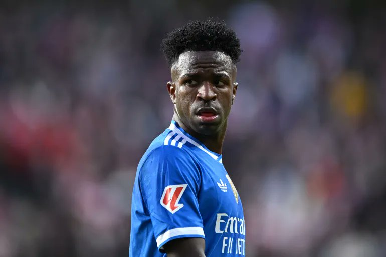 كشف فينيسيوس نجم ريال مدريد عن سبب تراجع مستواه مؤخرًا، مؤكدًا معاناته من نقص الجاهزية البدنية.. ووفقًا لصحيفة «آس»، يسود الهدوء داخل النادي حيال وضعه، حيث يثق المسؤولون بعودته تدريجيًا، خاصة بعد اعتراف اللاعب بعدم وصوله بعد لأفضل حالة بدنية، ما أثّر على أسلوبه القائم على الانفجار والاستمرارية، وهي سمة غابت عنه في الفترة الأخيرة 