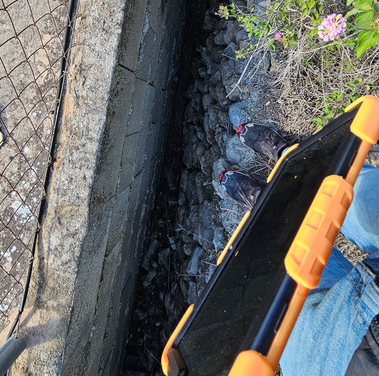 dendrotec's tweet photo. El reconocimiento de linderos es BÁSICO en topografía. 🗺️ ¡Cada medición empieza aquí! El muro siempre es del de arriba, pero en este caso, para un mismo linde, ¡cada uno tiene su muro! 🧱 📐 #Topografía #Linderos #Medición #Propiedad 💡 https://t.co/wHAPlY24FV