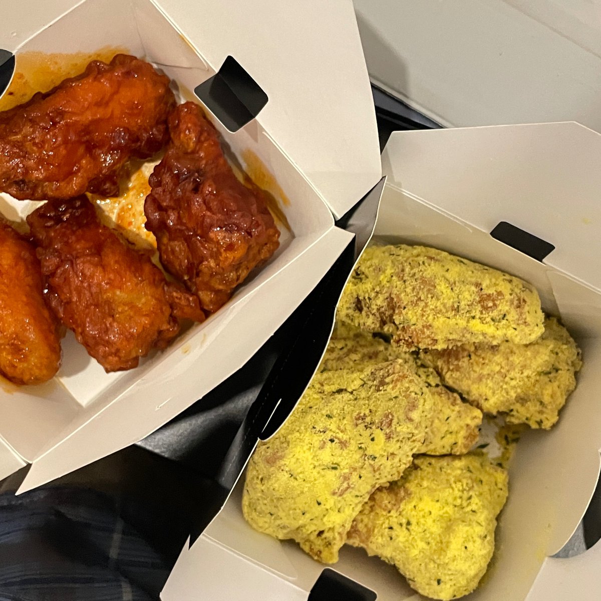 Xiuzhou7's tweet photo. Late night cravings satisfied! 🍗🧀 Crispy wings and savory cheese bites for the win.  #NightSnack #TakeoutTreats https://t.co/alzi60irNl