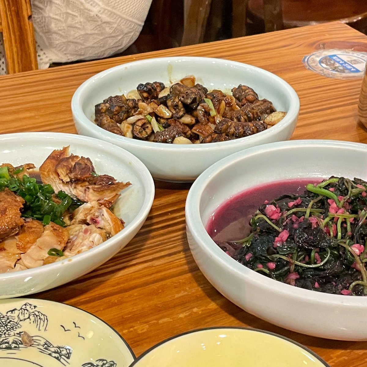 Xiuzhou7's tweet photo. Try #Hangzhou cuisine: scallion oil chicken, ricefield eel with garlic and stir-fried amaranth greens #Chinesefood https://t.co/SVr80DosIB
