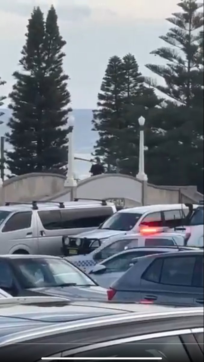 GowayImAFK's tweet photo. @JakeWSimons Sad that, for whatever reason, armed cops passed right behind the occupied shooters and potentially could have halted them in their tracks. https://t.co/db4wQJKSCs