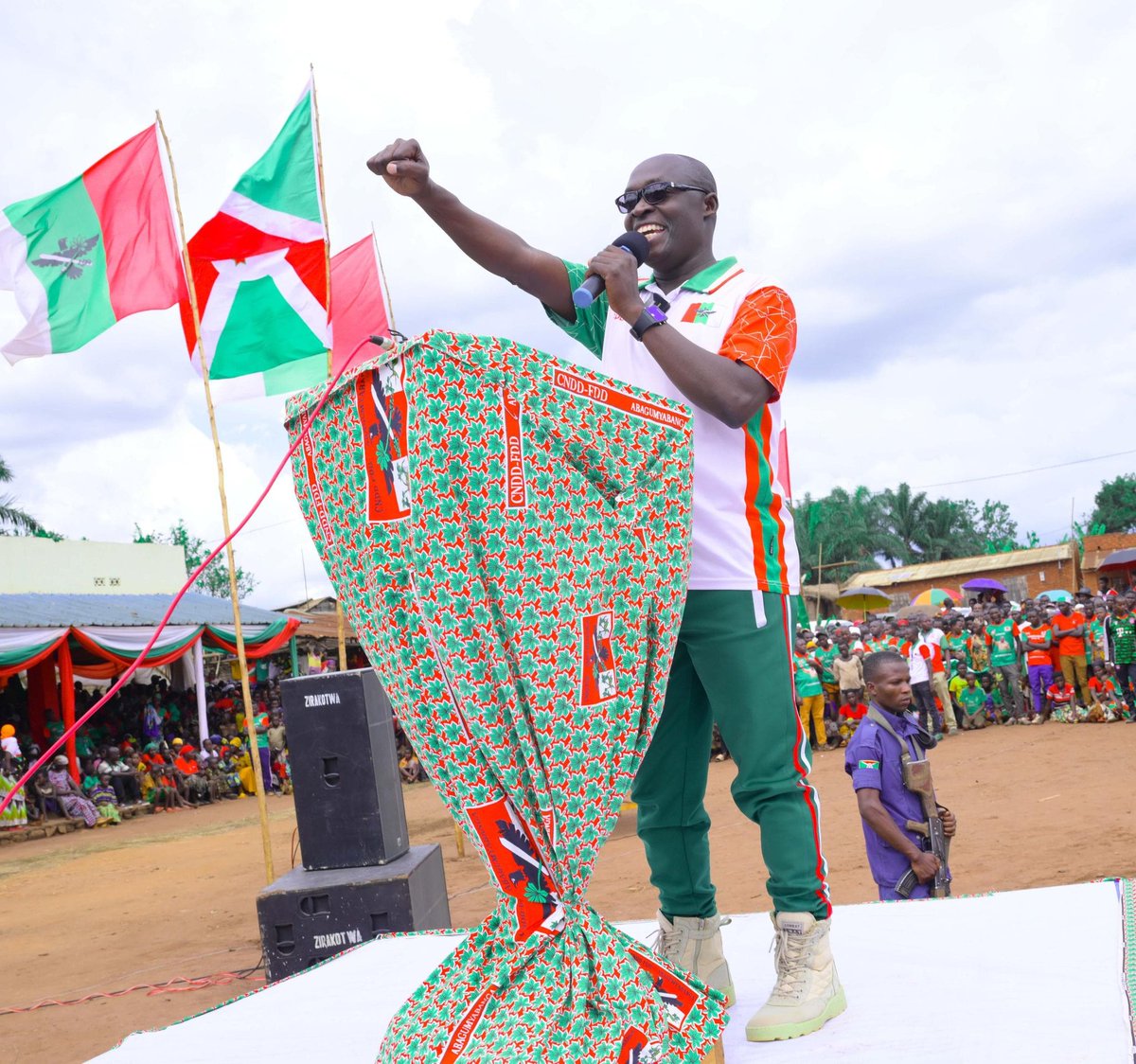 NindoreraF67611's tweet photo. Komine #Musongati muntara ya @burungaProvince 👏👏
Mwarakoze cane #Bagumyabanga kuko mukomeza kwemeza bamwe basya batazambaye ngo bashaka kubankisha Umugambwe @CnddFdd ,aho ndavuga #Munoho @pnininahazwe
Uko ndabibona amaherezo yiwe aziyahura🤣
@R_Ndikuriyo @CBurunga @NtareHouse https://t.co/xm2H6vw40z