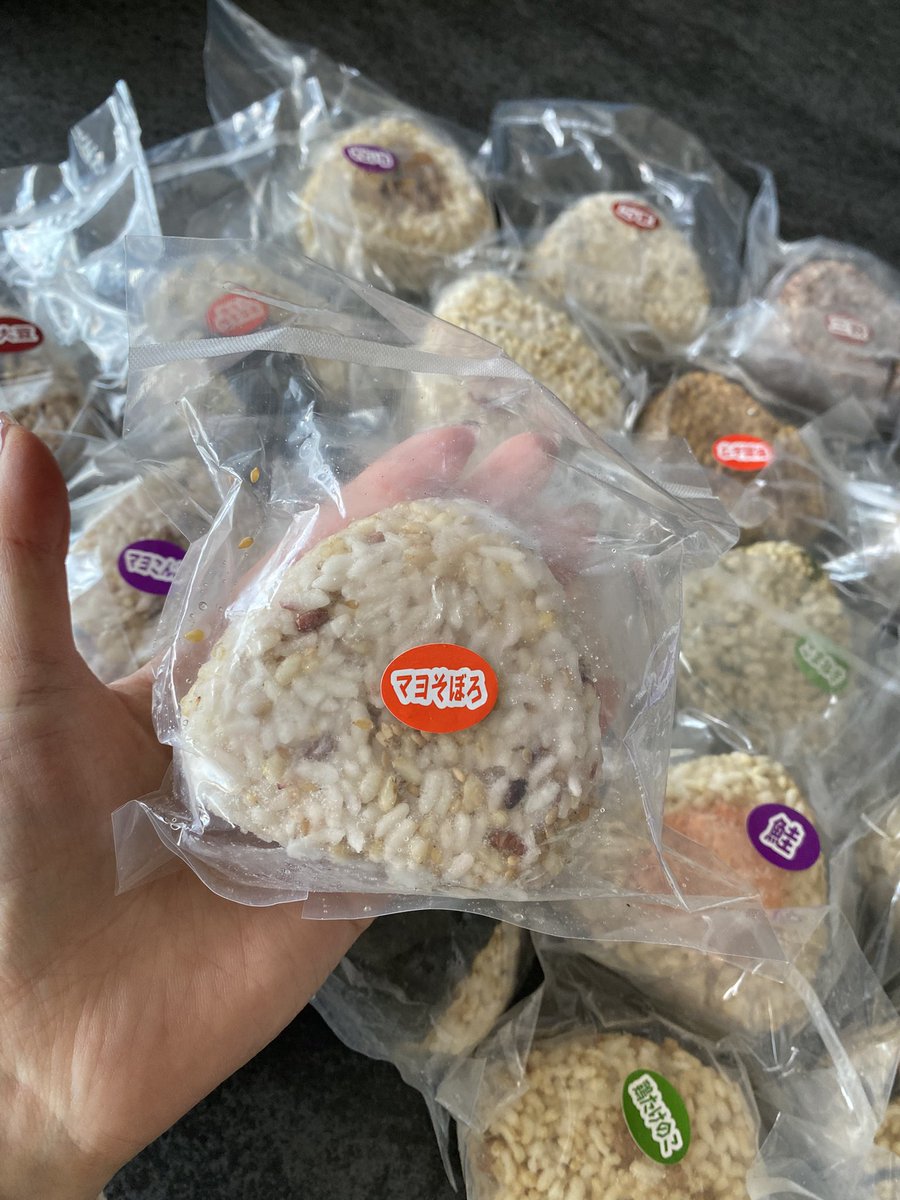 yukusue000's tweet photo. ふるさと納税、今年の個人的大当たり返礼品はコレ🍙【小さめサイズの玄米おにぎり20個】なんと全部違う味！！チンするだけですぐ食べられて、もっちもちでめっちゃ美味しいし、ダイエット中の朝ごはんに最適すぎる。毎日違う味が食べられるから楽しいし飽きなくていい。これは来年も即頼みたい！ふるさと納税やらなきゃ〜と漁ってる人、ぜひ！