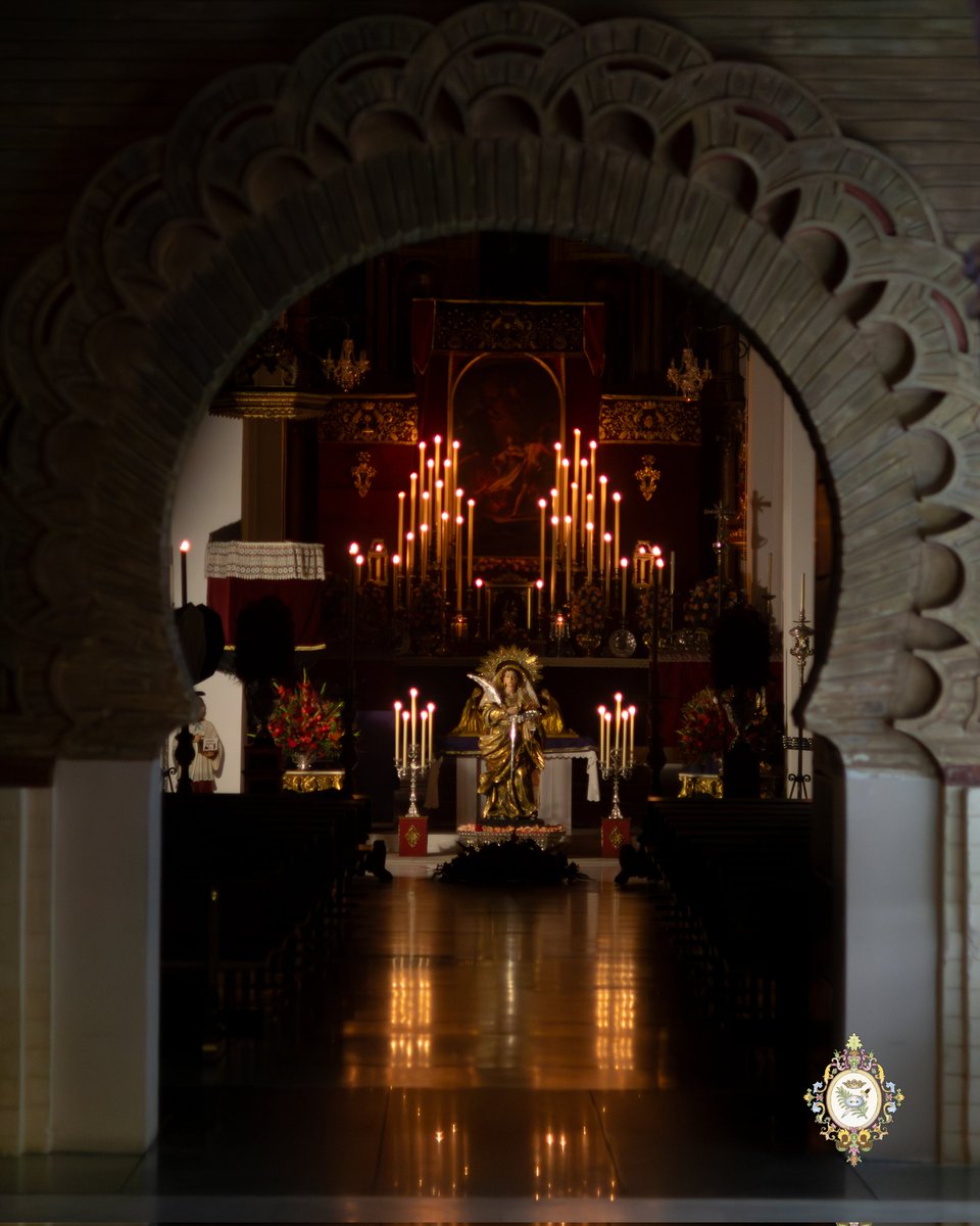 "A ti Santa Lucía,
gloria de Sevilla,
te entono estos versos,
de manera muy sencilla.

Y te digo te quiero, 
Gloria del alma mía, 
postrándome a tus pies, 
Virgen y Mártir Lucía."

II Pregón de Santa Lucía, N.H.D. Alejandro López Benítez.