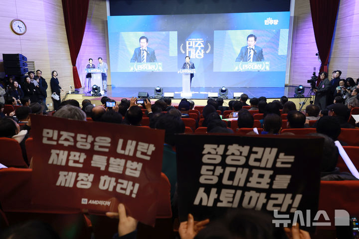 정청래 사진 잘 나왔네. 
쇼, 빈수레, 빈집털이  
무엇보다  유투버  기생 정치의 종말을 염원한다.