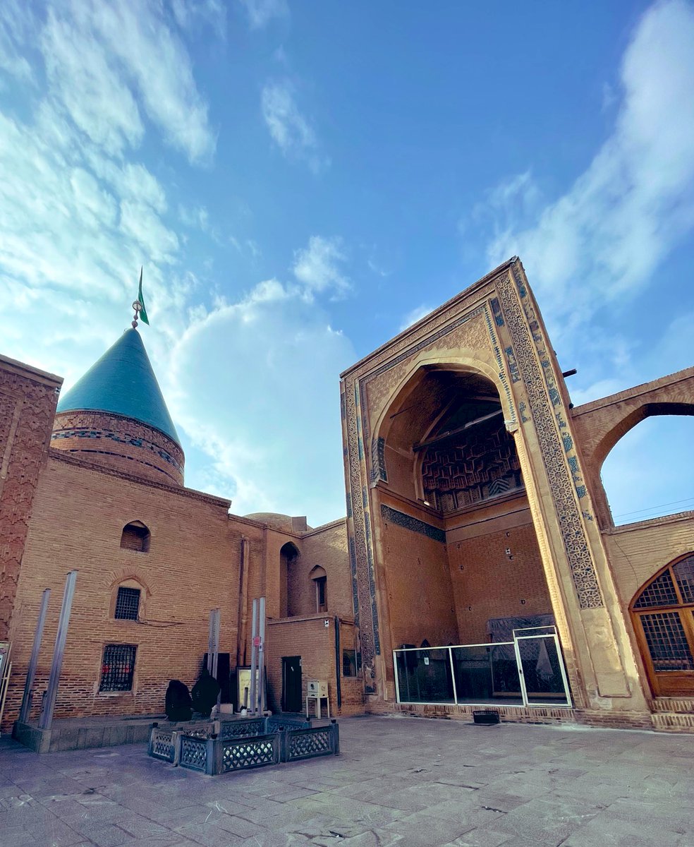 در محضر سلطان‌العارفین بایزید‌بسطامی که ایستاده‌ای به ناگاه فرومی‌ریزی، نابود می‌شوی …
هیچ اندر هیچ …
👈ندا رسید بایزید چیزی از ما بخواه! گفت: هیچ!
تأمل که کرد به یاران فرمود همان هیچ هم زاید بود.