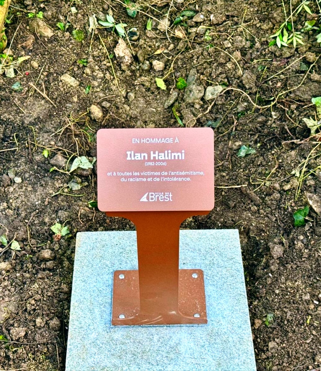 Un arbre pour la mémoire💫

Hier matin à Brest, s’est tenue une cérémonie d’hommage à Ilan Halimi, jeune homme juif assassiné en 2006.
Se souvenir d’Ilan Halimi, c’est réaffirmer les valeurs de dignité, de justice et de vigilance qui fondent notre société.