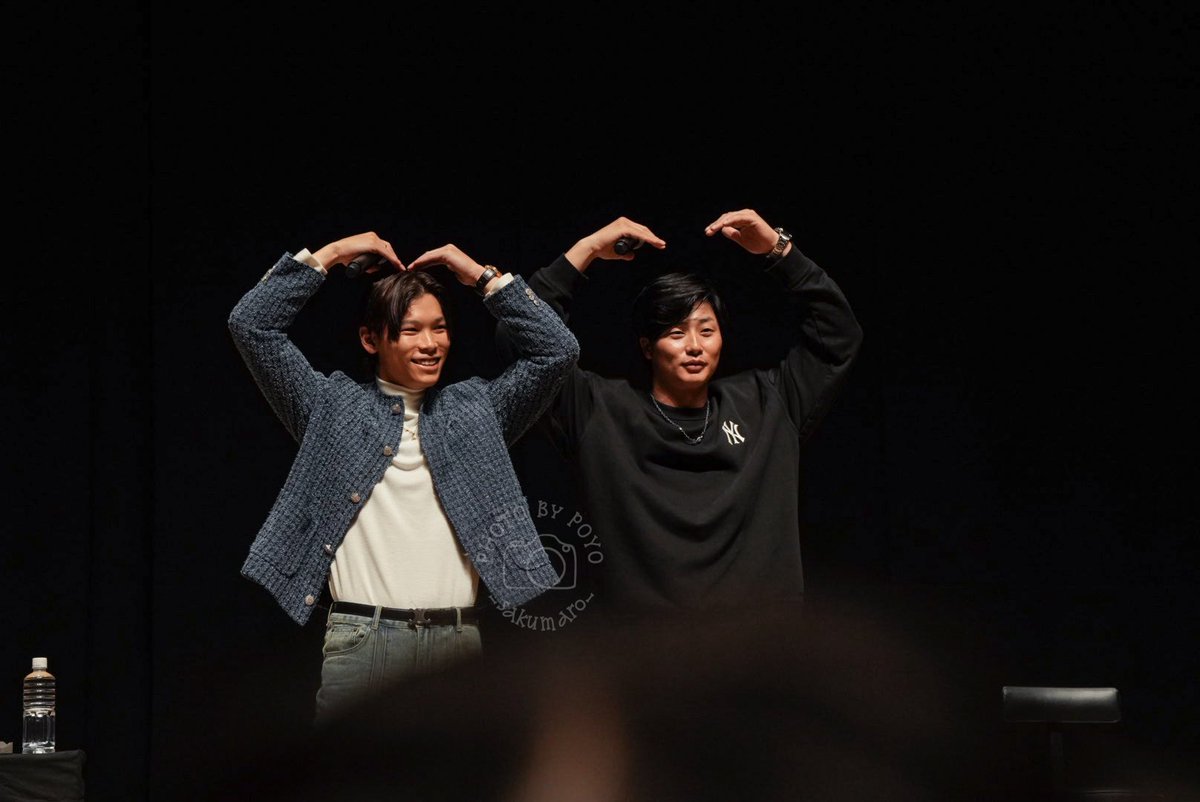 _sakumaro_'s tweet photo. 二部フォトセッションタイム
(多分)福井アナ「これなにポーズですか？」
けーた「お猿さんです」
………………
けーた「ハート？(多分客席に確認してた)ハートらしいです」
🙆🏻🙆🏻
 #中川圭太  
 #廣岡大志 
 #FANFANTALK https://t.co/gxTezdXfCB
