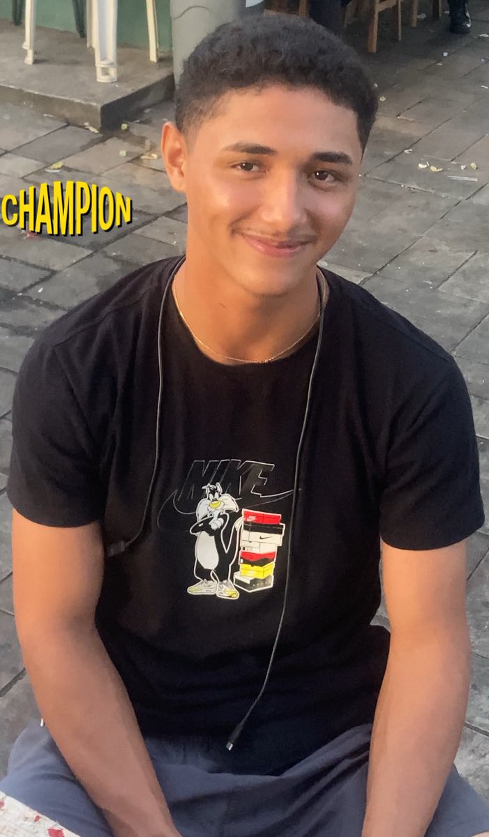 sinhamoco's tweet image. Quando ele lembra que eh um nego doce: