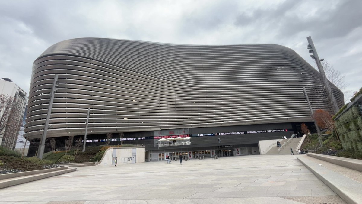 YoucefatableII's tweet image. De l’extérieur ça fait un peu boîte de conserve le Bernabeu quand même