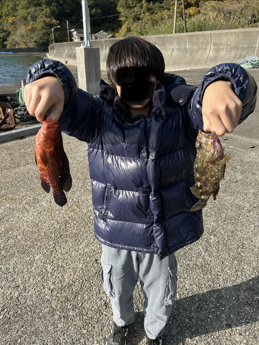 jujumarup's tweet image. 今日は子供と晩御飯を求めて釣り🎣に😁色々釣れたけど、最後に上の子が化け物キジハタ釣ってテンション最高潮😆今日の晩御飯釣れて良かった😅ww