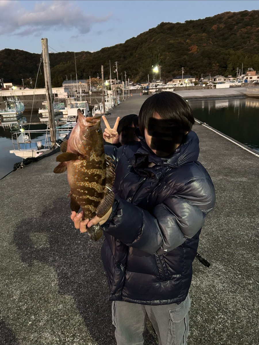 jujumarup's tweet image. 今日は子供と晩御飯を求めて釣り🎣に😁色々釣れたけど、最後に上の子が化け物キジハタ釣ってテンション最高潮😆今日の晩御飯釣れて良かった😅ww