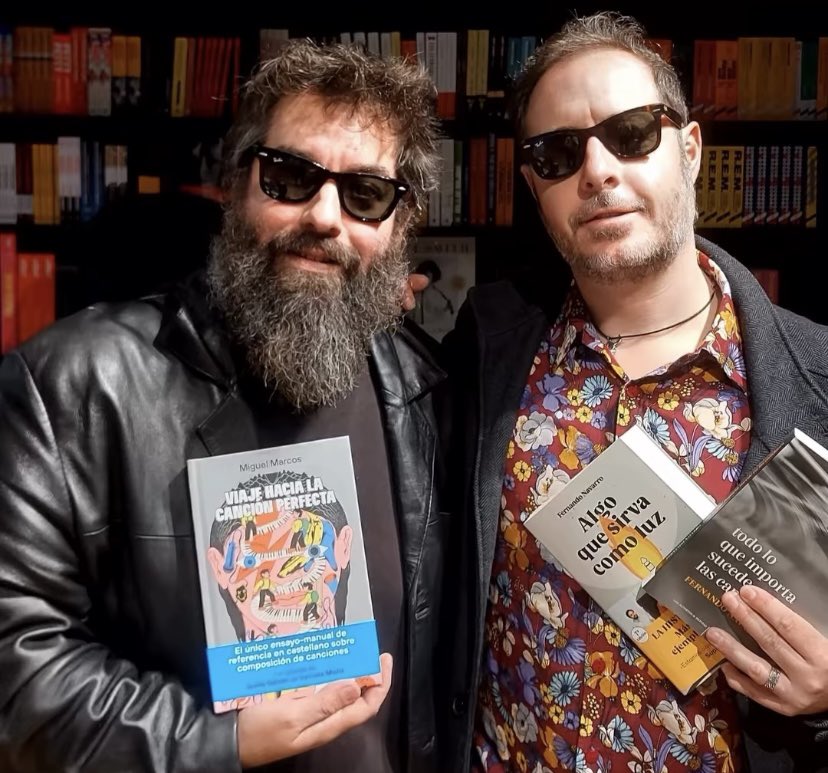 Aquí con mi querido <a href="/fernavarro17/">Fernando Navarro</a> estrenando una nueva y maravillosa librería de música en Madrid. Se llama “Perros de lluvia” en honor al viejo Tom y sita en la calle Sombrerería 1, en el corazón de Lavapiés. Ya estáis tardando en ir a visitarla. Buen domingo de Chocolate Jesus.