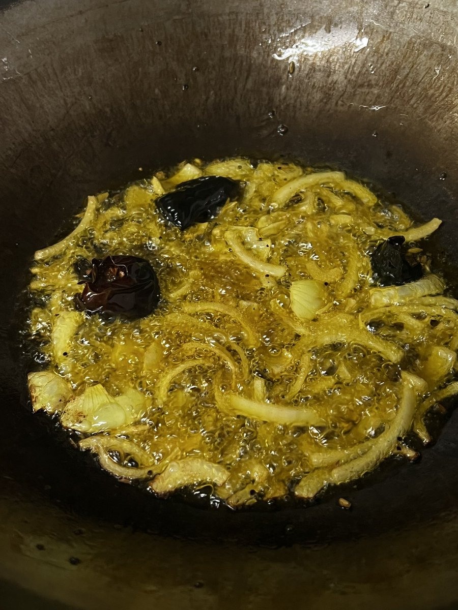 フィッシュカレー（パンガシウス）
東南アジアで養殖される巨大ナマズ。
格安で骨の無いものが最近よく出回っている。淡白でクセがなくふわふわ。
マスタードオイル使用