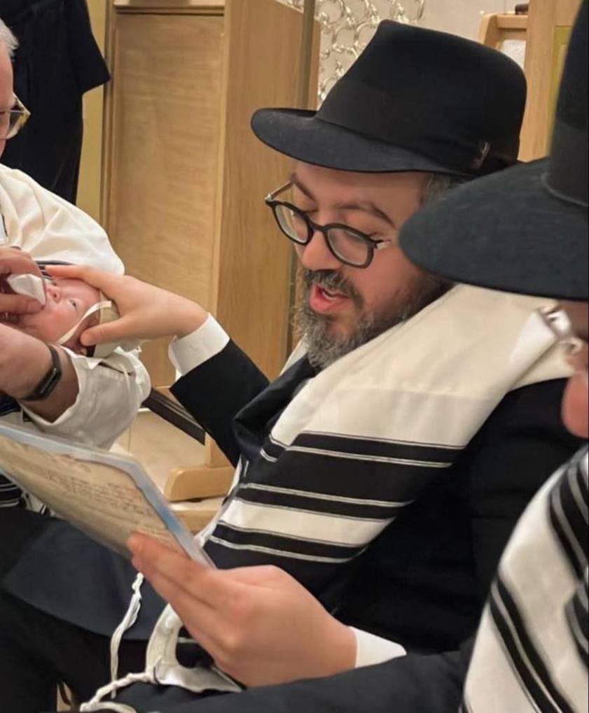 רק כי הוא יהודי.

אלי שלנגר, שליח חב״ד בסידני נרצח בפיגוע.

התמונה היא מברית המילה שערך לבנו, רק לפני מספר שבועות.
כואב הלב.

יהי זכרו ברוך.