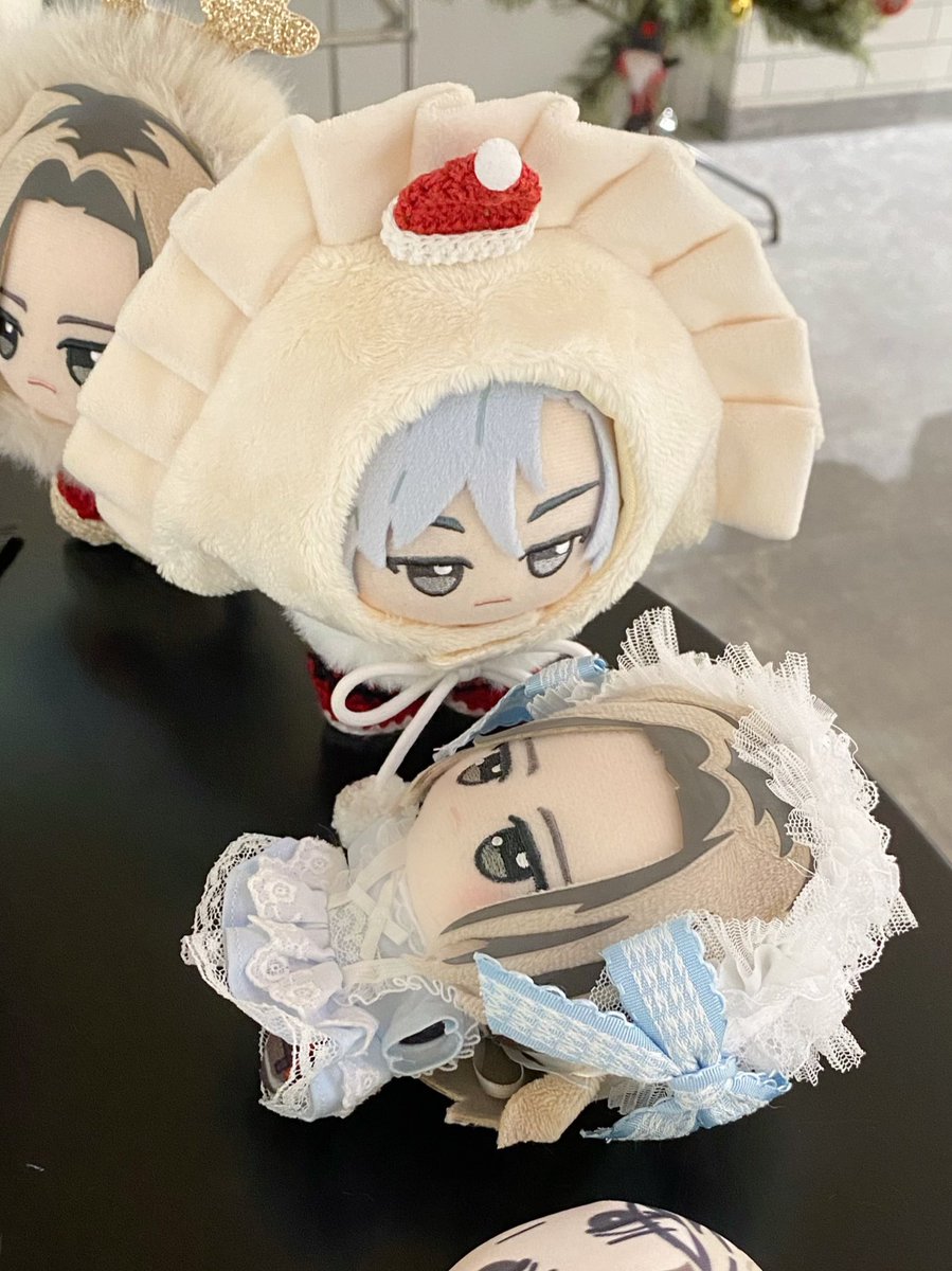 カメラ目線の🥟兄とガン見されて固まってるうちのぬいーぐぁんさん